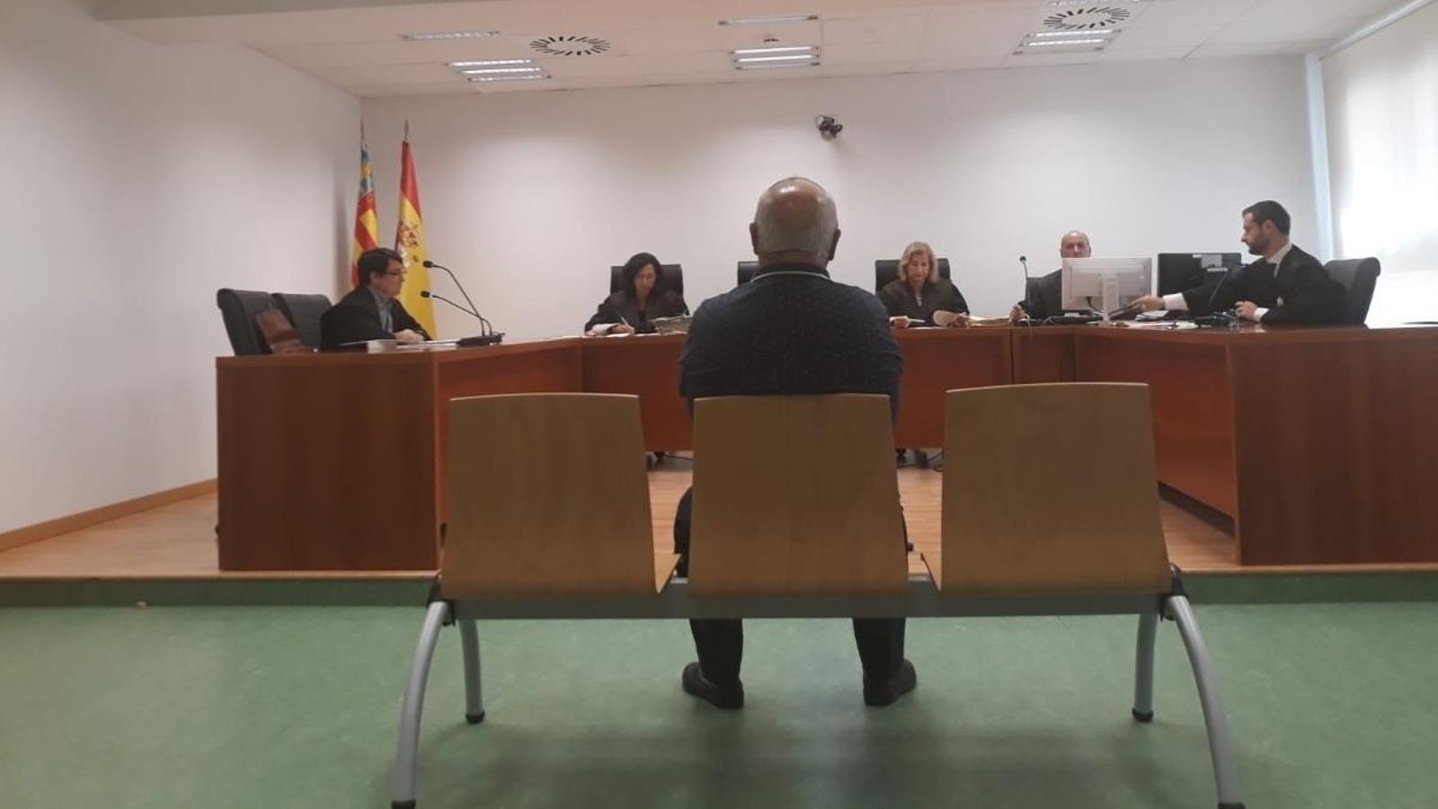L'acusat d'intentar emportar-se una xiqueta de huit anys a la plaça dels Estels d'Alacant, en el judici