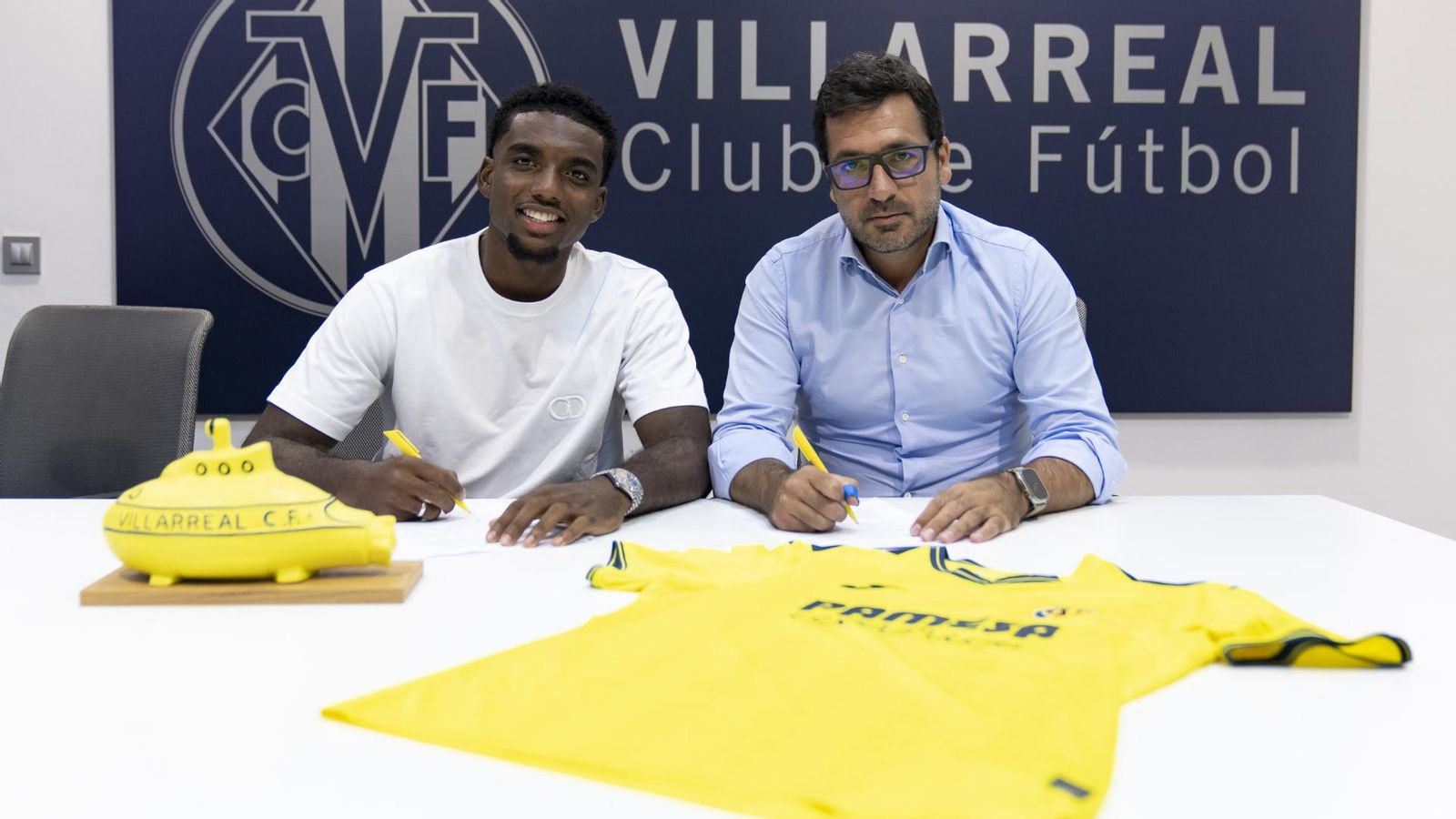 Logan Costa firma el contracte amb Roig Negueroles