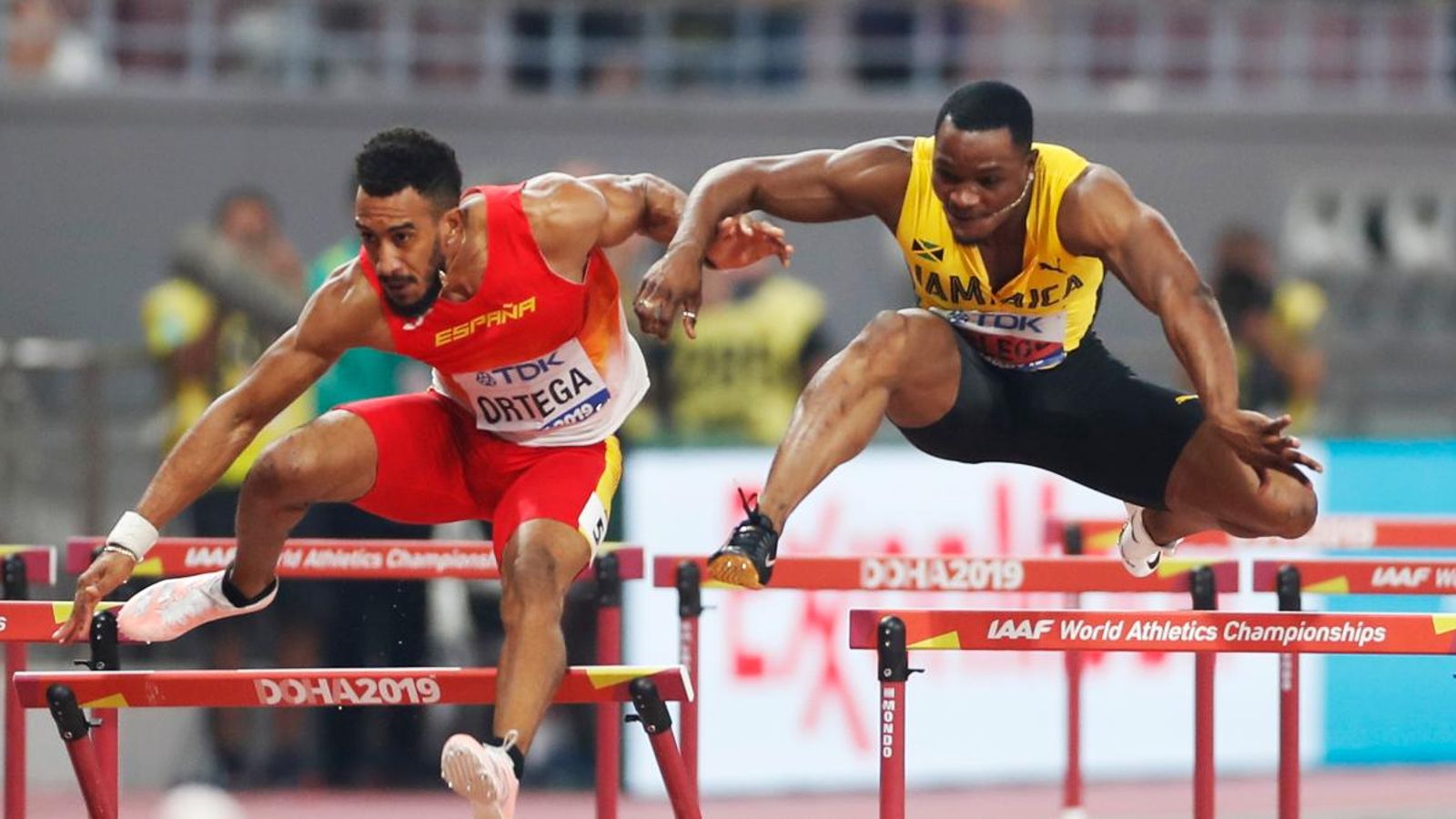 Moment en què el jamaicà Omar McLeod envaix el carril de Ortega i el fa entropessar