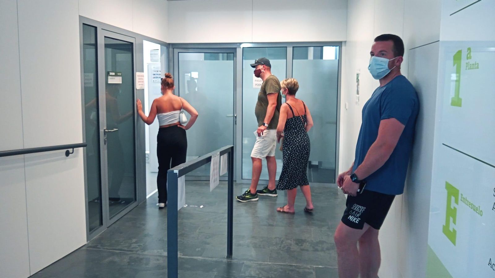 Un grup de persones esperen a la clínica de la Universitat Catòlica de València per a fer-se una prova diagnóstica de la Covid-19