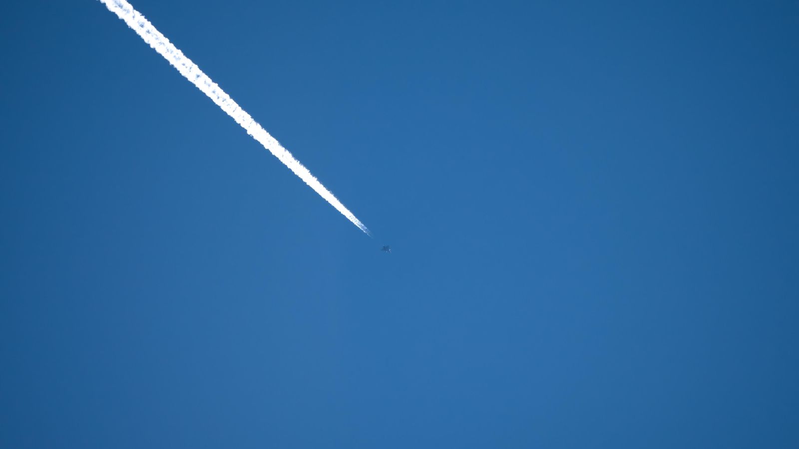 Imatge d’arxiu de la trajectòria d'un avió bimotor