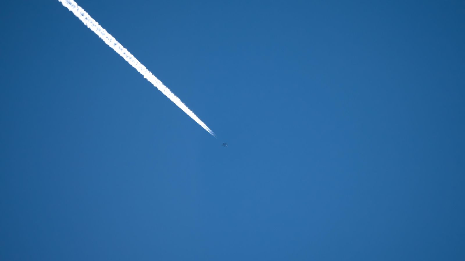 Imatge d’arxiu de la trajectòria d'un avió bimotor