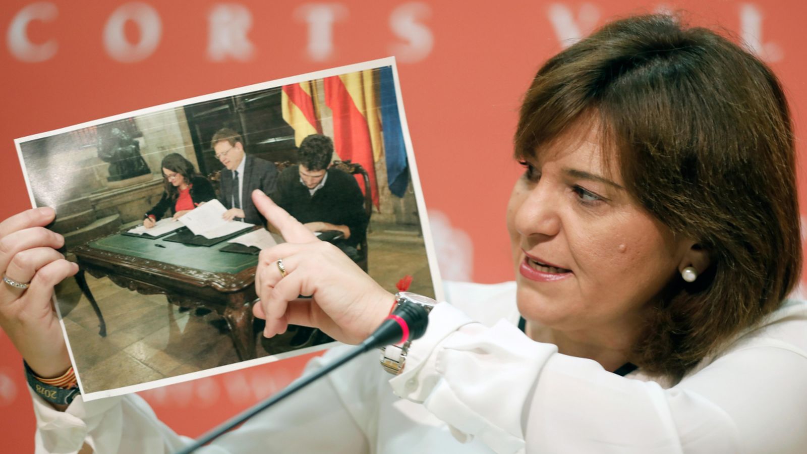 Isabel Bonig mostra la foto de la signatura de l'acord per als pressupostos