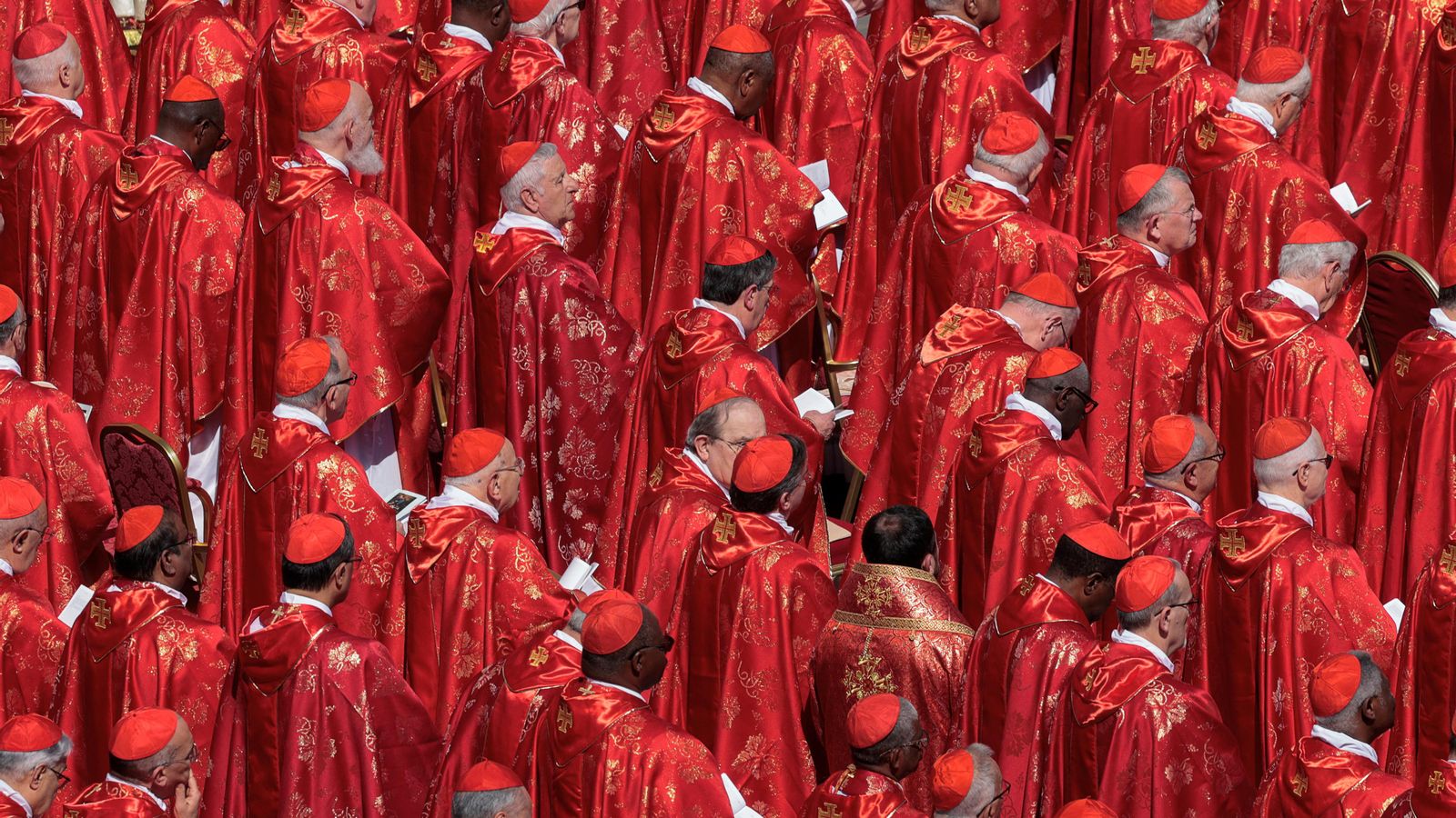El cardenals durant el funeral pel papa Francesc