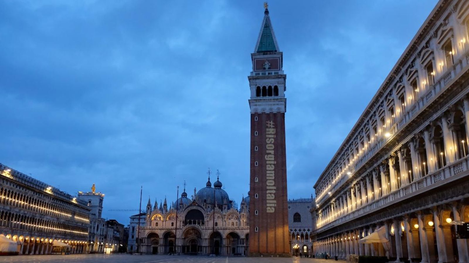 Projecció a la plaça de Sant Marc de Venècia com a part del moviment 'Risorgiamo Italia' en suport de l’hoteleria