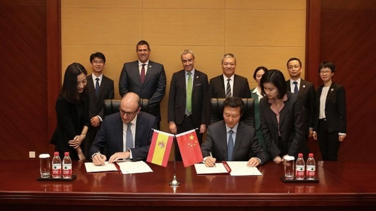 El director general de l'UNE, Javier García (e), i l'administrador de SAC, Tian Shihong (d), signen l'acord a Xangai
