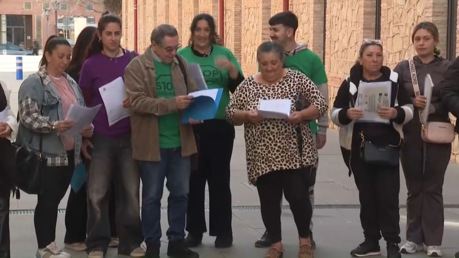 Membres de la PAH València entreguen un escrit a la Conselleria d'Habitatge