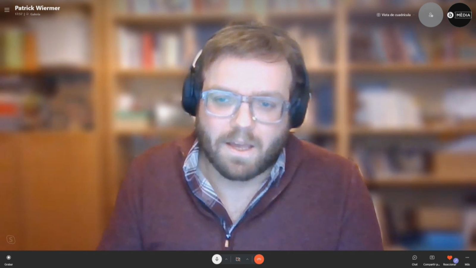Patrick Wiermer, periodista d'SR, la televisió pública de Saarland, explicant la situació de la planta de Ford a Sarlouis