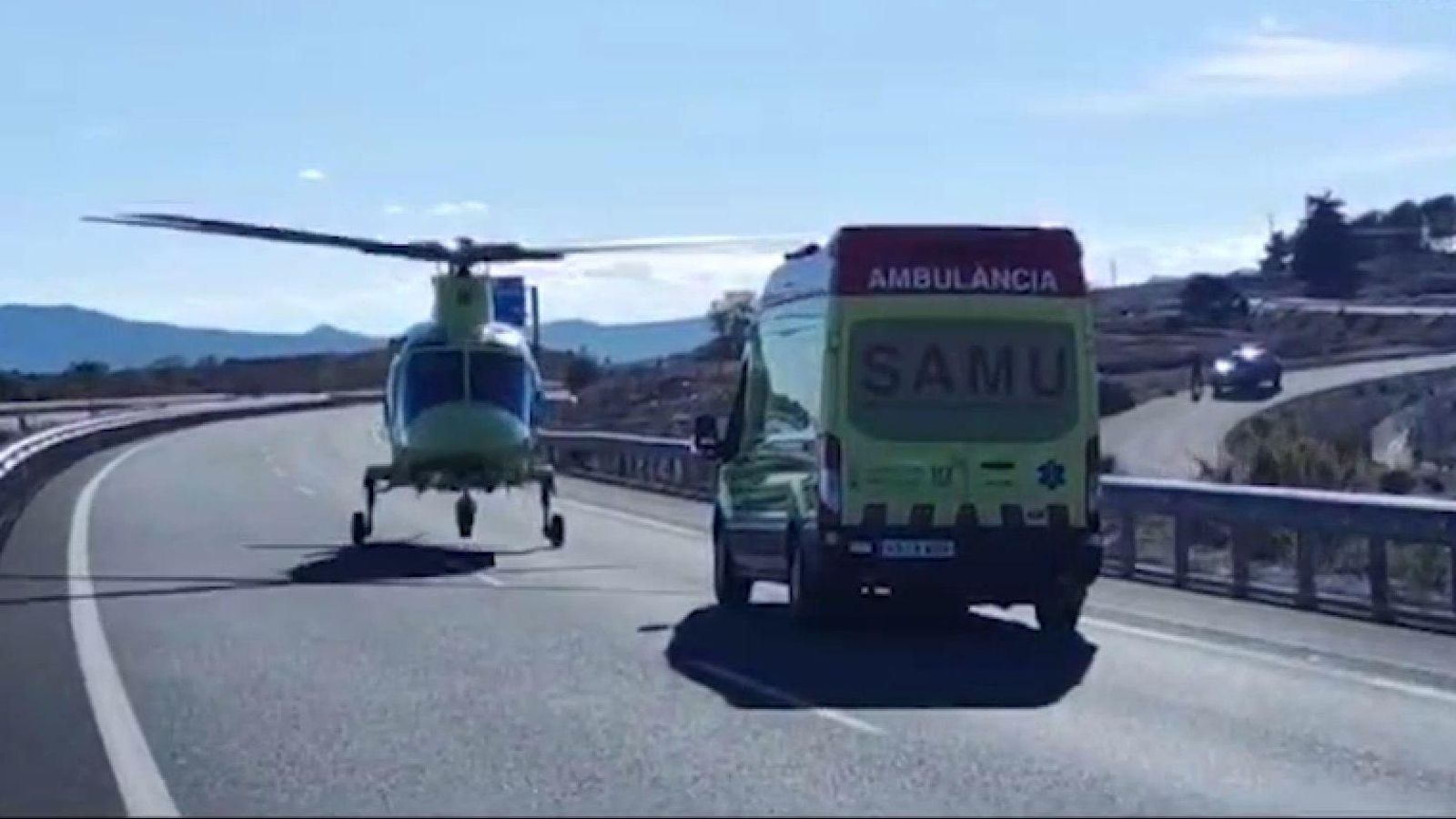 L'helicopter que traslladava el ferit s'enlaira des de l'asfalt de l'autovia A-33