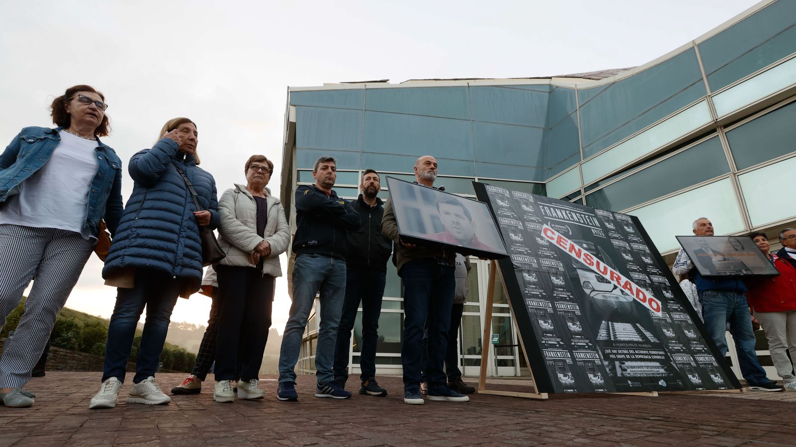 Familiars de les víctimes de l'Alvia es concentren durant el primer dia del judici de l'accident a la Ciutat de la Cultura de Santiago de Compostel·la