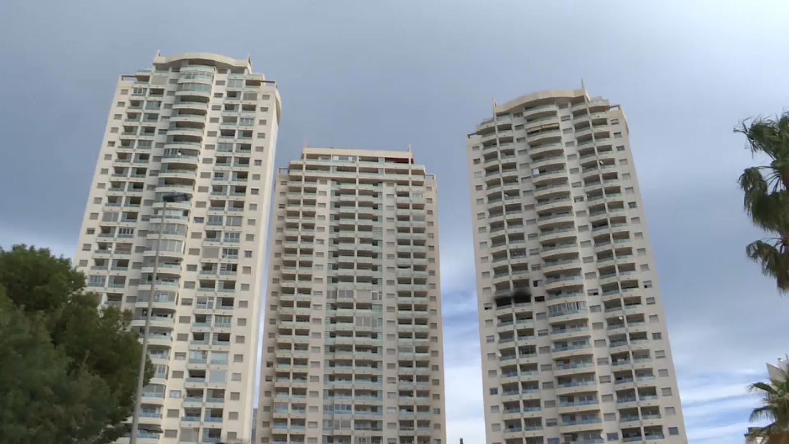 El foc s'ha declarat en l'onzena planta en una de les tres torres, la de la dreta, d'un complex situat al carrer dels Mariners
