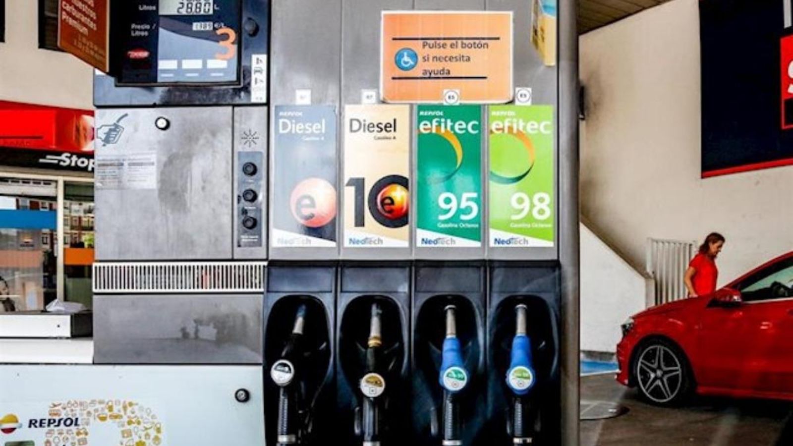 El gasoil s\'encareix després de cinc setmanes de baixada i la gasolina s\'estanca