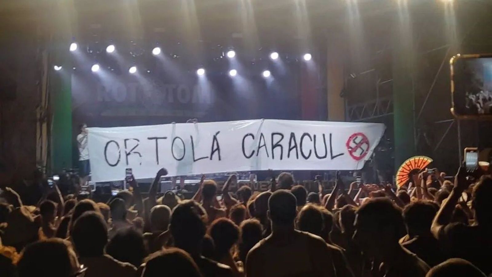 Pancarta desplegada per Los Chikos del Maíz en el Rototom