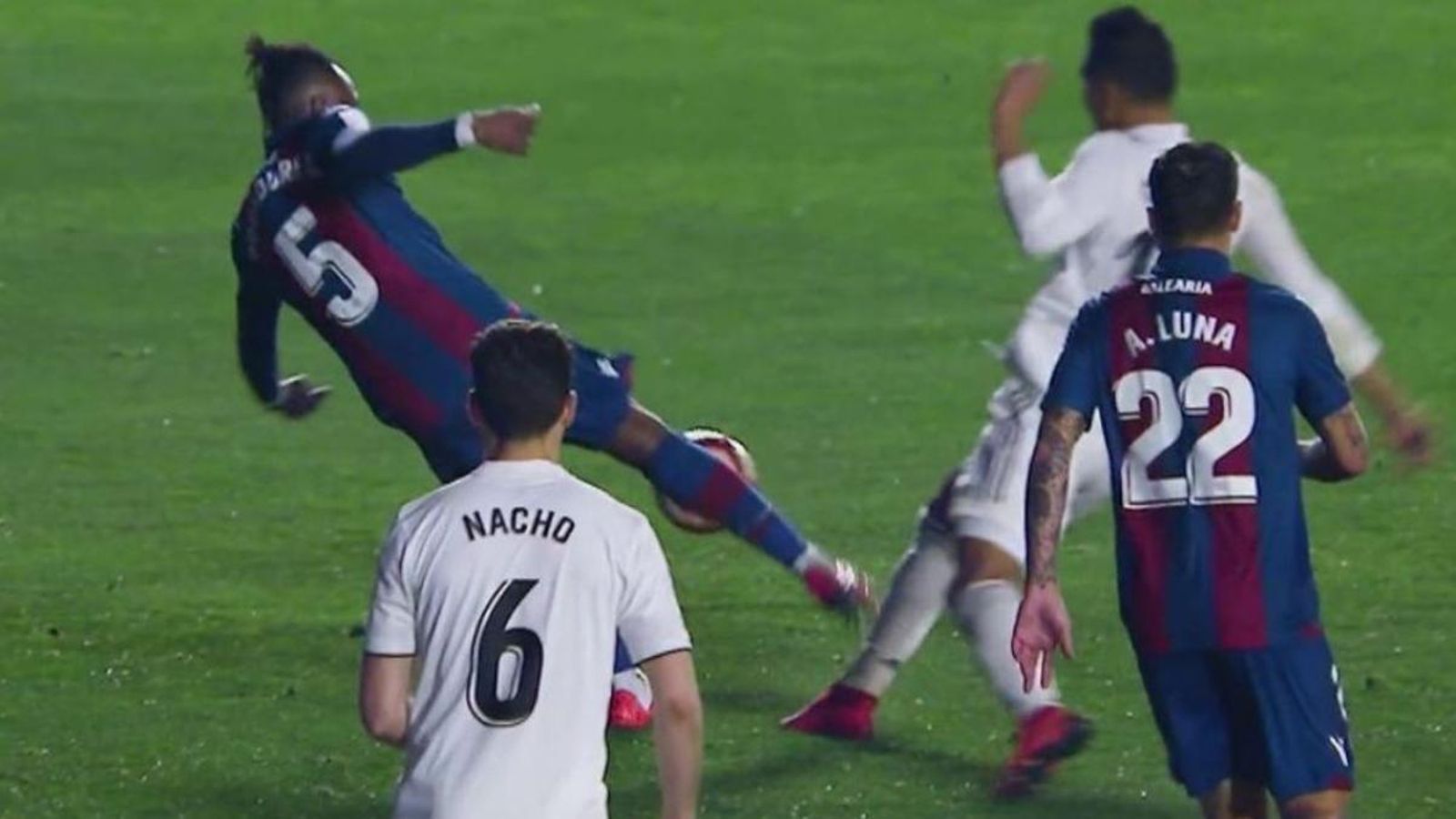 Doukouré en el moment de produir-se la lesió