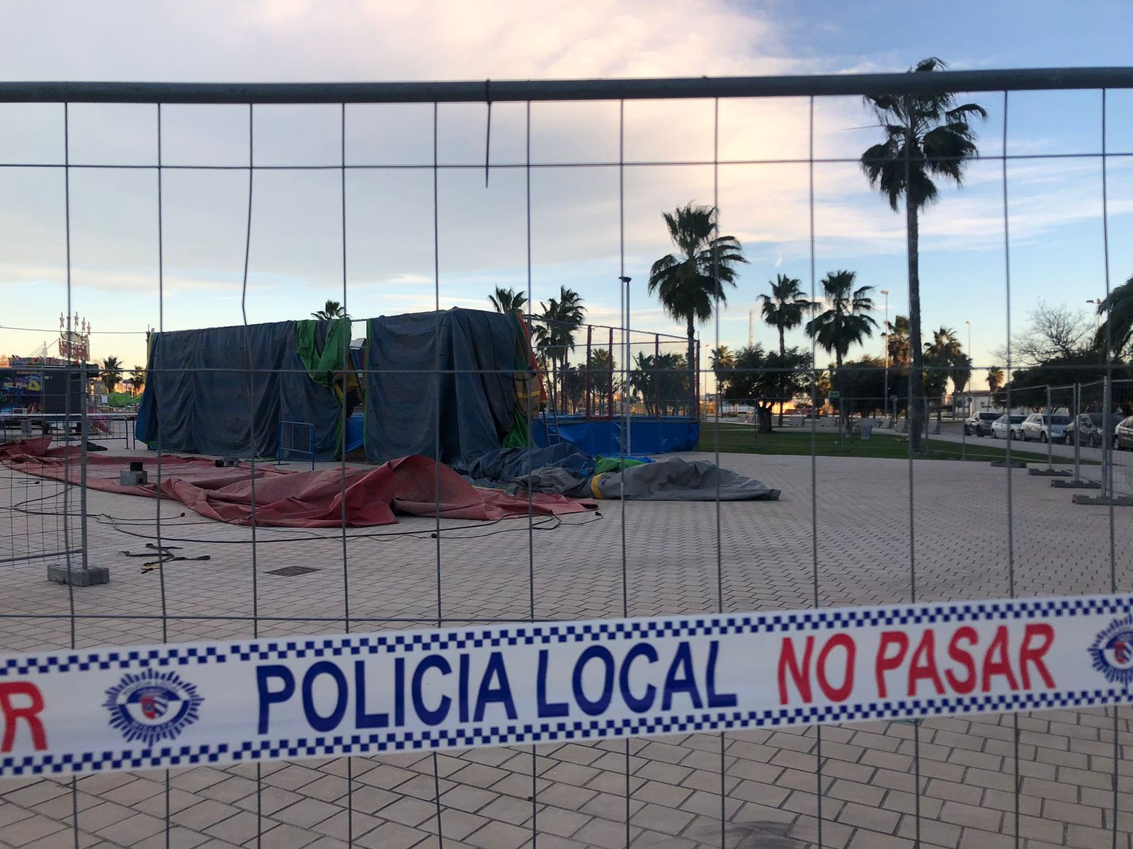 El recinte firal en què va envolar-se el castell inflable, envoltat per un cordó policial