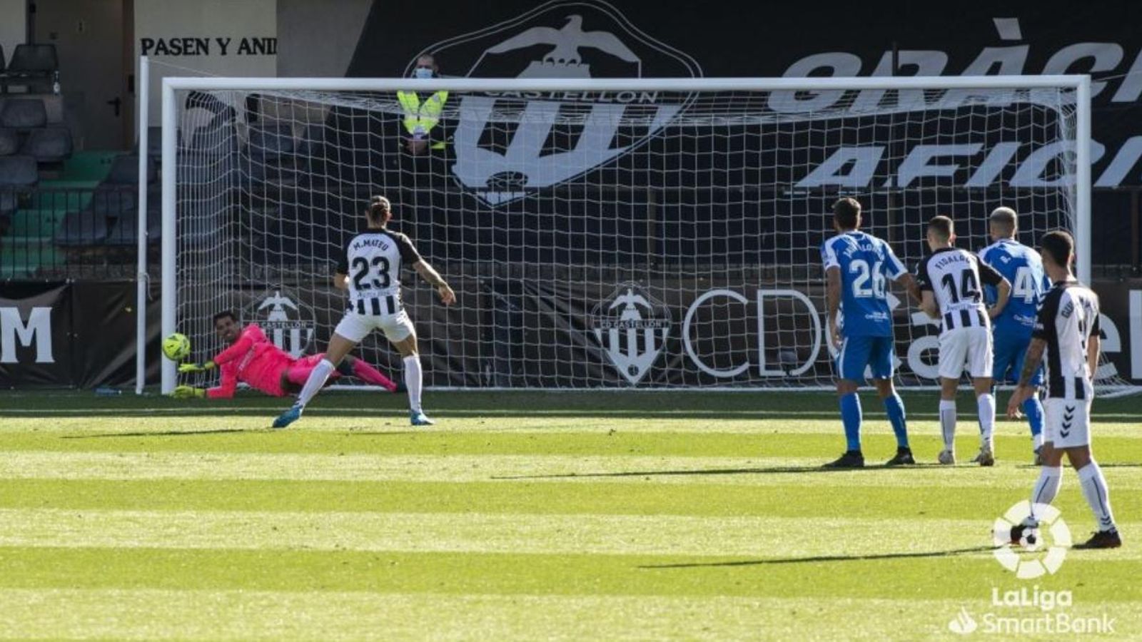 El porter del Tenerife rebutja el penal llençat per Marc Mateu