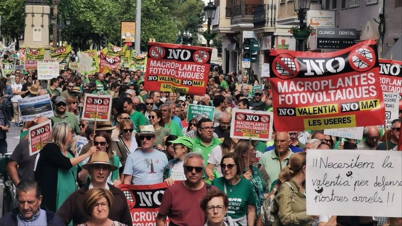 Més de 2.000 persones es manifesten per un món rural viu i contra les macroplantes fotovoltaiques