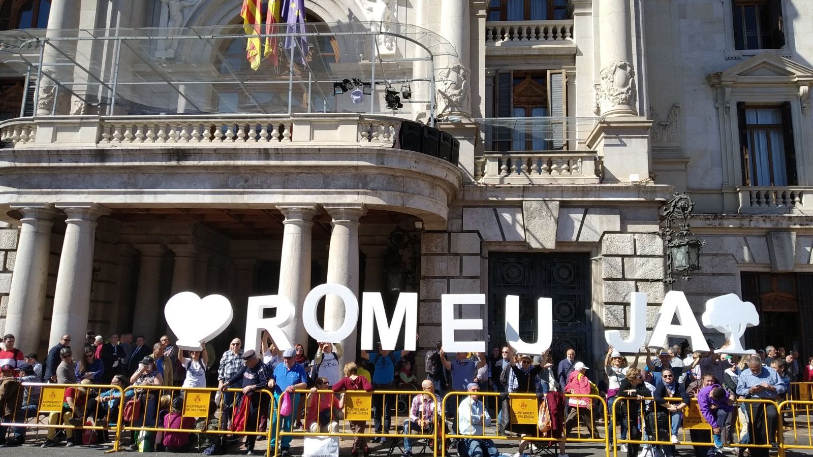 La plataforma en defensa de la Muntanya de Romeu visibilitza la seua reivindicació en Falles