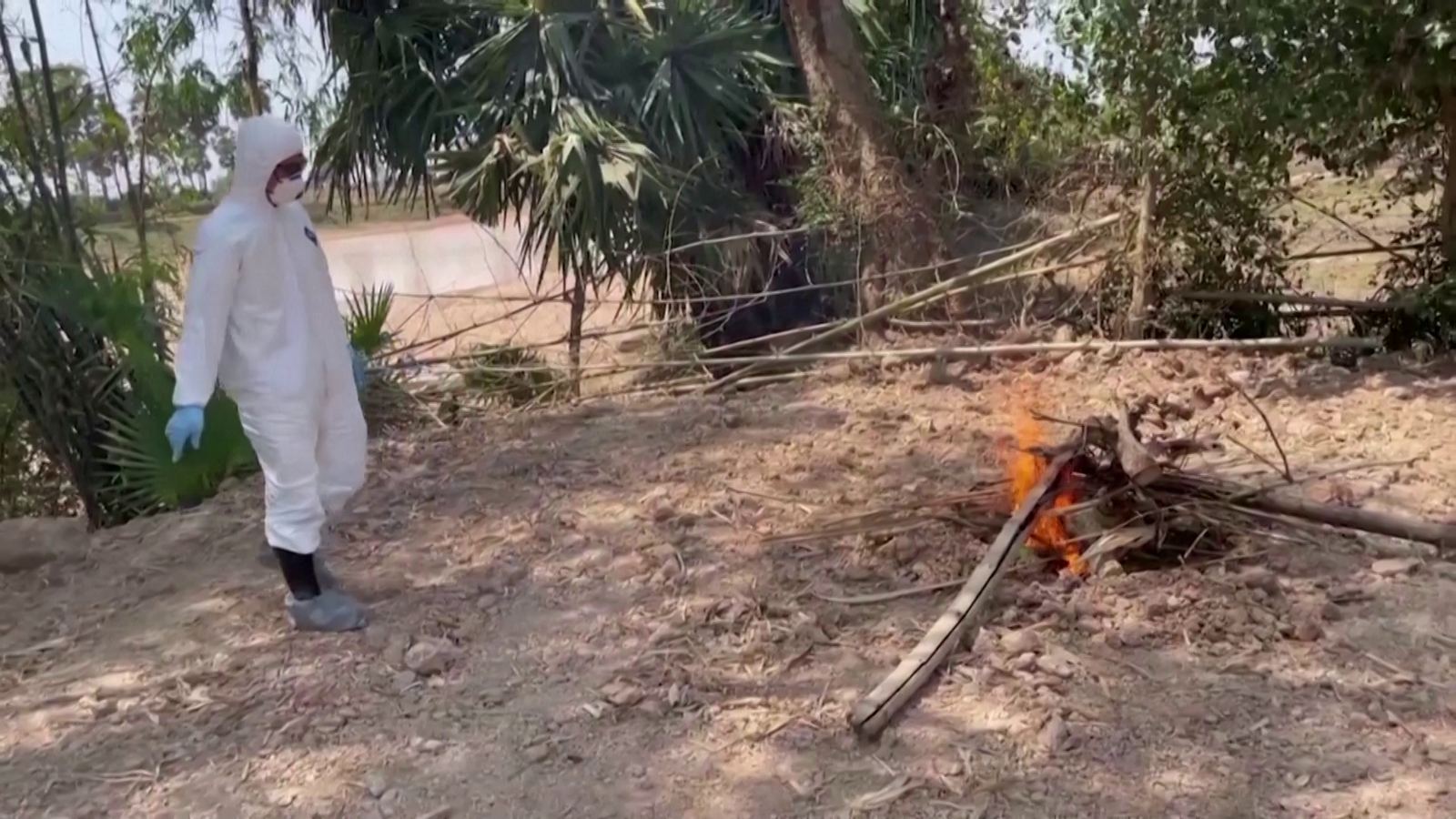 Un tècnic del Ministeri de Sanitat de Cambodja desinfecta la zona on residia la víctima