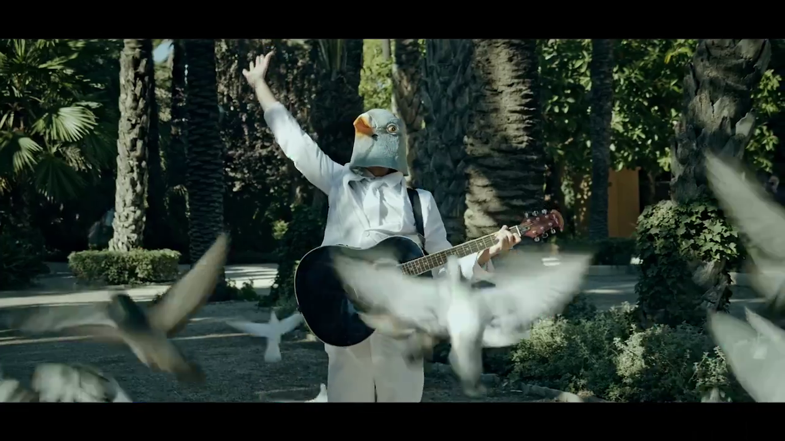 Blanco Palomo, l'ocell antropomorf que protagonista la campanya del consistori il·licità