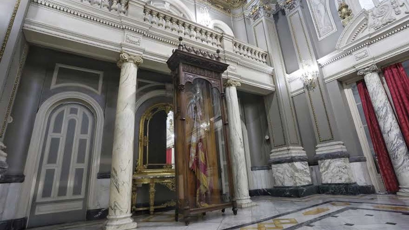 Reial Senyera a la vitrina del Saló de Cristal, Ajuntament de València