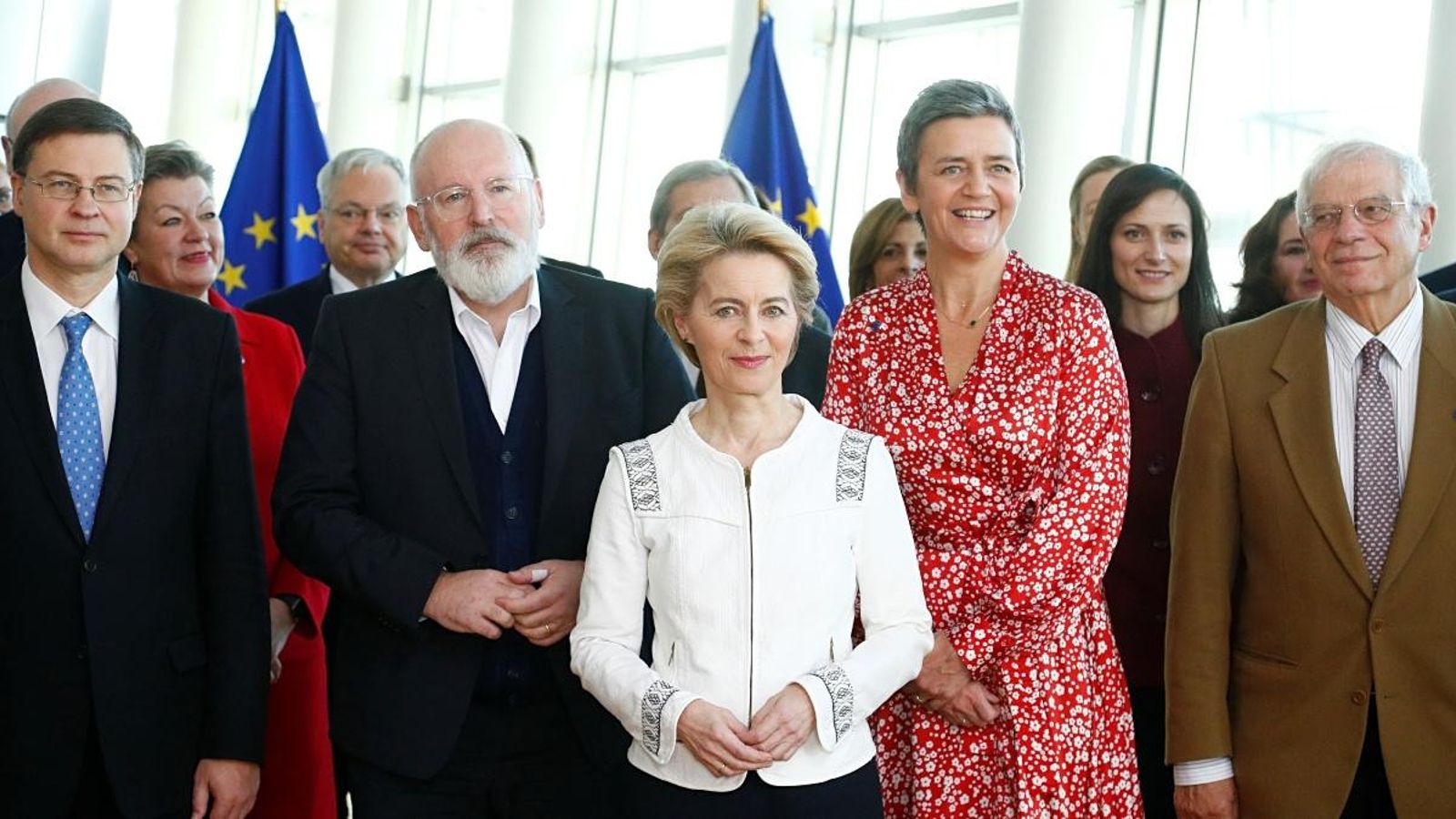 La presidenta de la Comissió Europea, Ursula Von der Leyen, posa amb la resta de comissaris