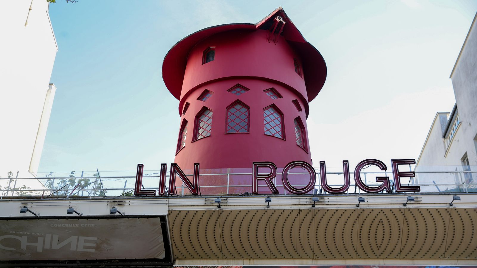 El Moulin Rouge de Paris, sense les aspes i sense algunes lletres
