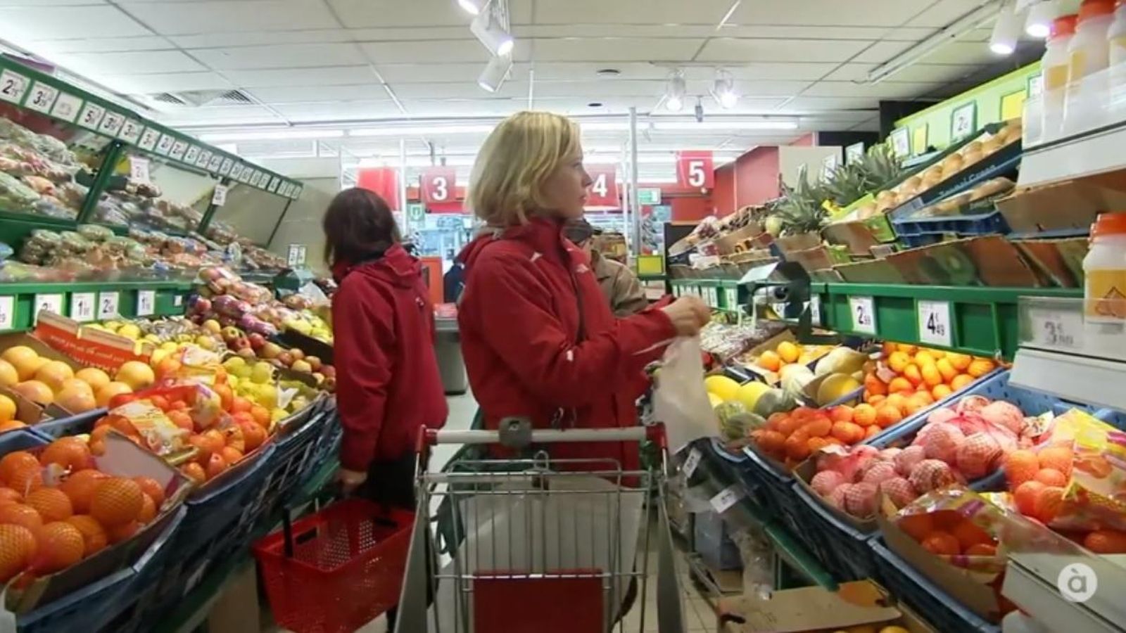 Fruites i verdures en un supermercat en una imatge d'arxiu