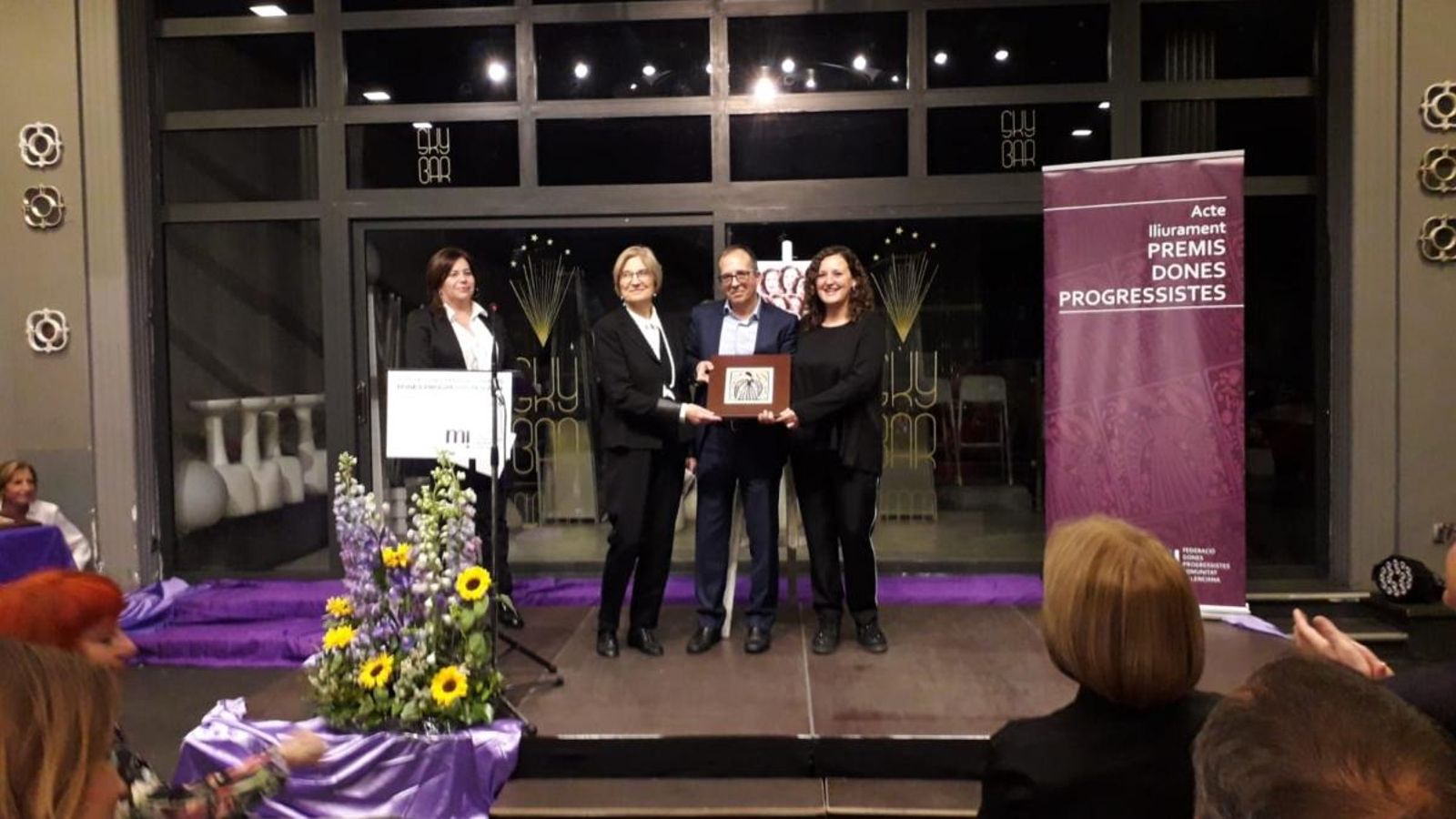 El president del Consell Rector de la CVMC, Enrique Soriano, lliura un dels Premis al col·lectiu de fotoperiodistes Les Beatrius