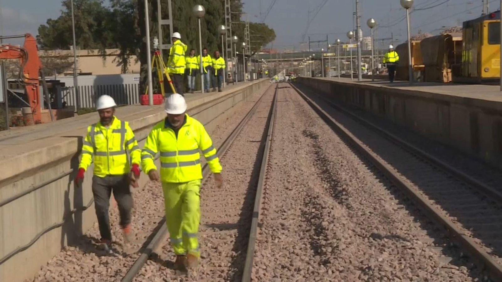 Els operaris treballaven este dijous en l'estació de València Sud, una de les més afectades per la dana i on se situarà l'intercanviador d'autobusos Els operaris treballaven este dijous en l'estació de València Sud, una de les més afectades per la dana i on se situarà l'intercanviador d'autobusos
