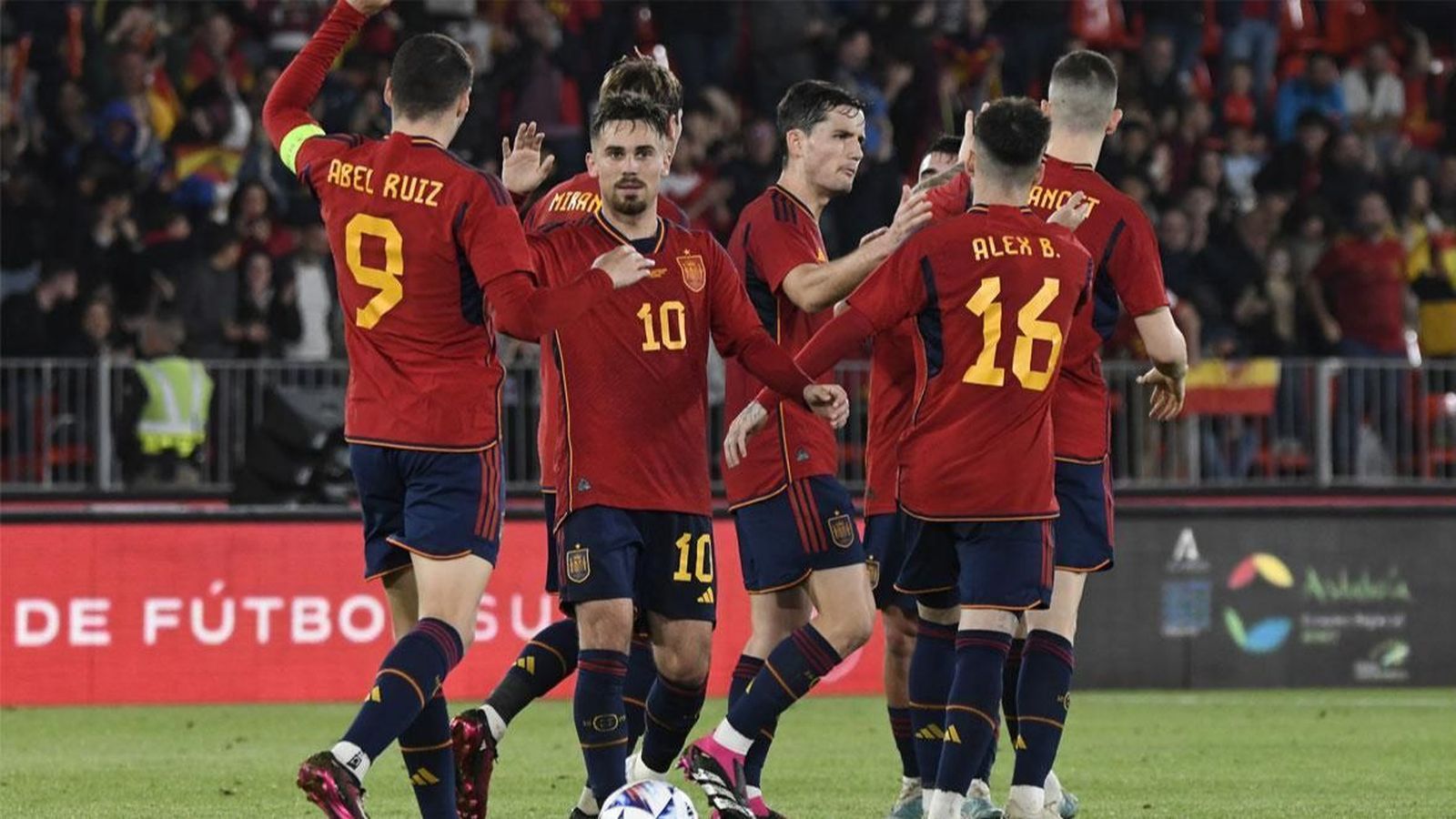 Abel Ruiz, Guillamón i Baena celebren un gol