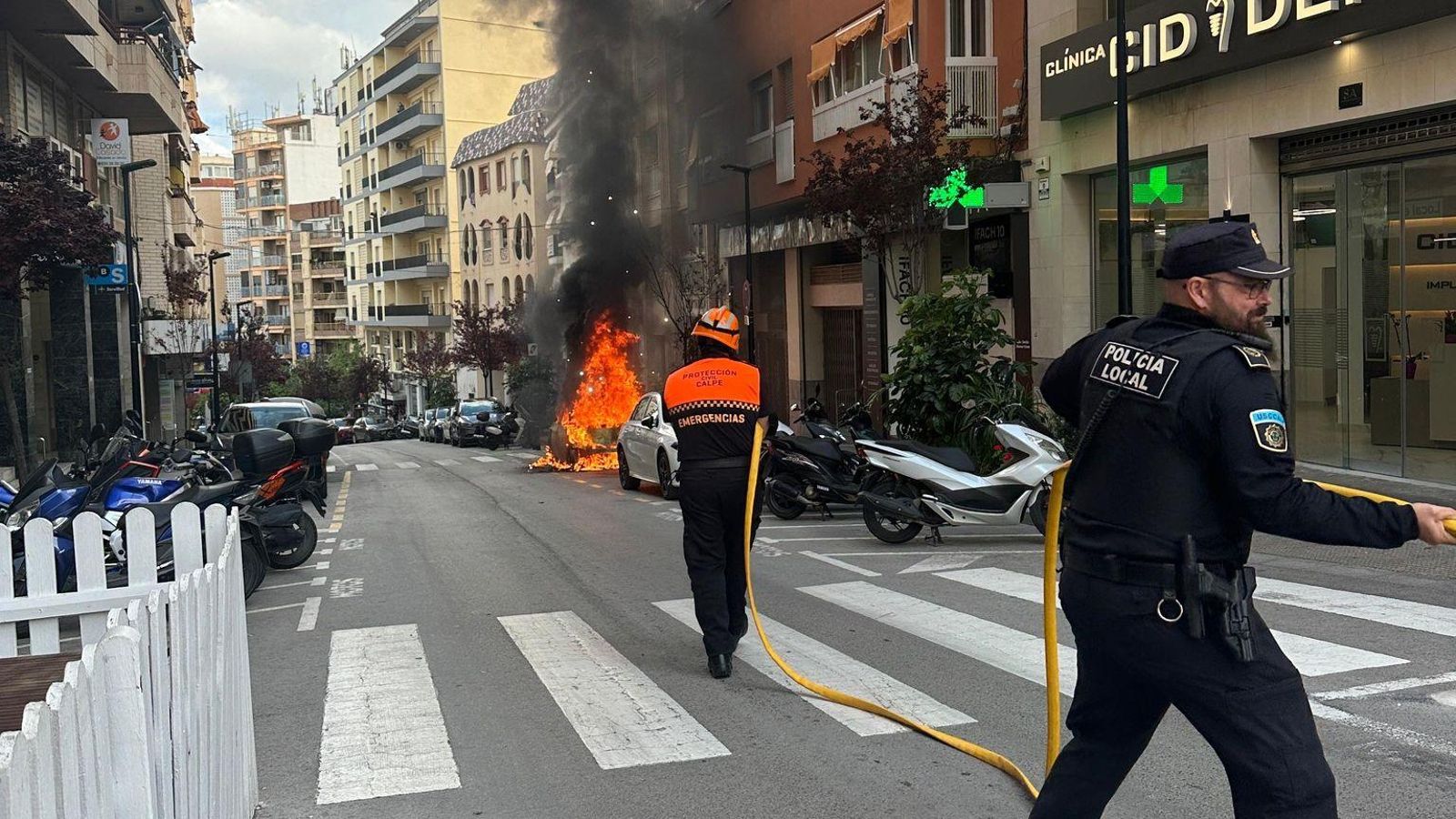 L'incendi del cotxe eléctric ha generat una gran flamerada