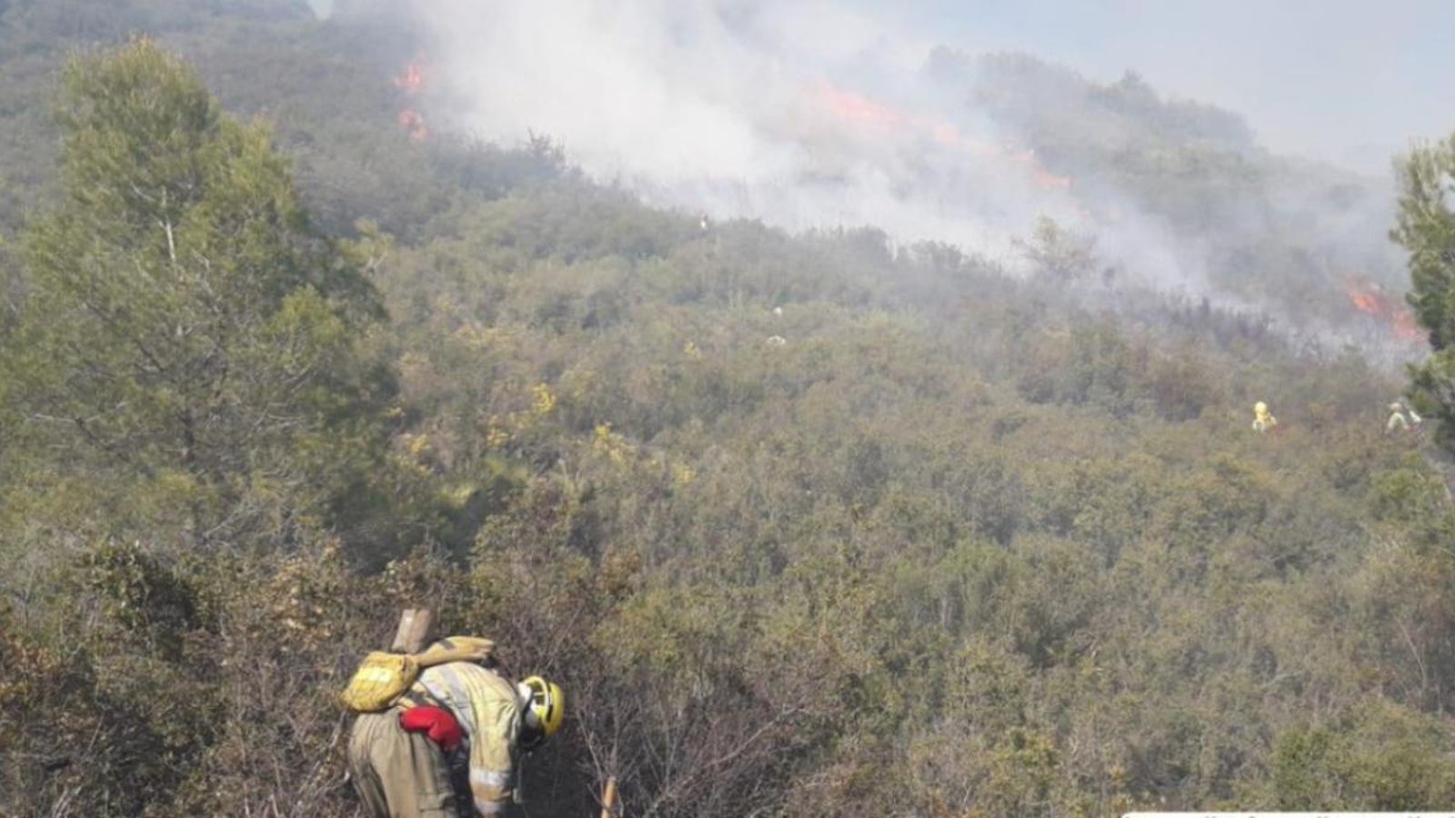 El Consorci de Bombers de Castelló treballa en les tasques d'extinció de l'incendi a la Vall d'Alba