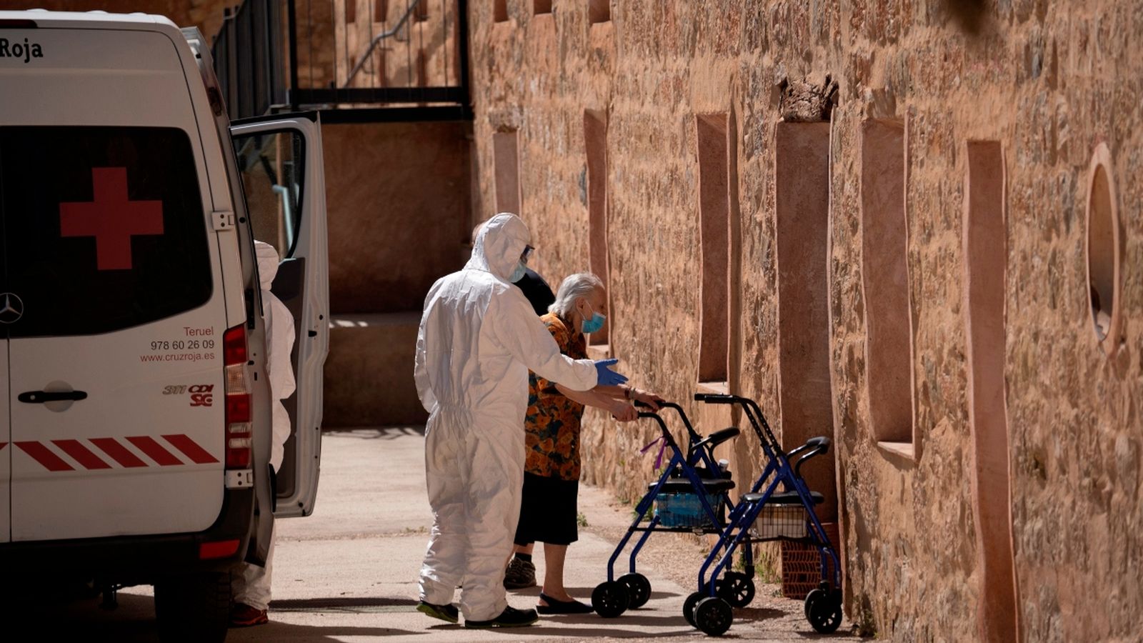 Una anciana entra a una residència