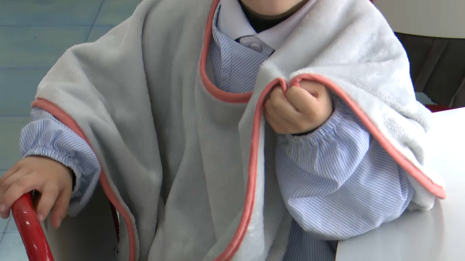 Un xiquet amb 'mantaescola' a Ontinyent