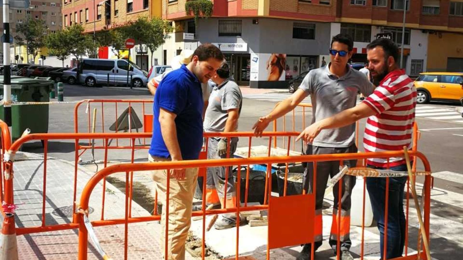 Els regidors Rafa Simó i José Luis López comproven un dels treballs de la brigada