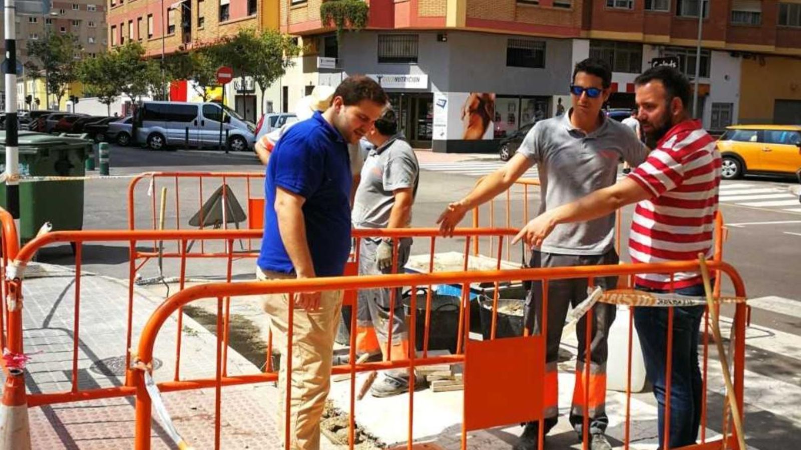 Els regidors Rafa Simó i José Luis López comproven un dels treballs de la brigada Els regidors Rafa Simó i José Luis López comproven un dels treballs de la brigada