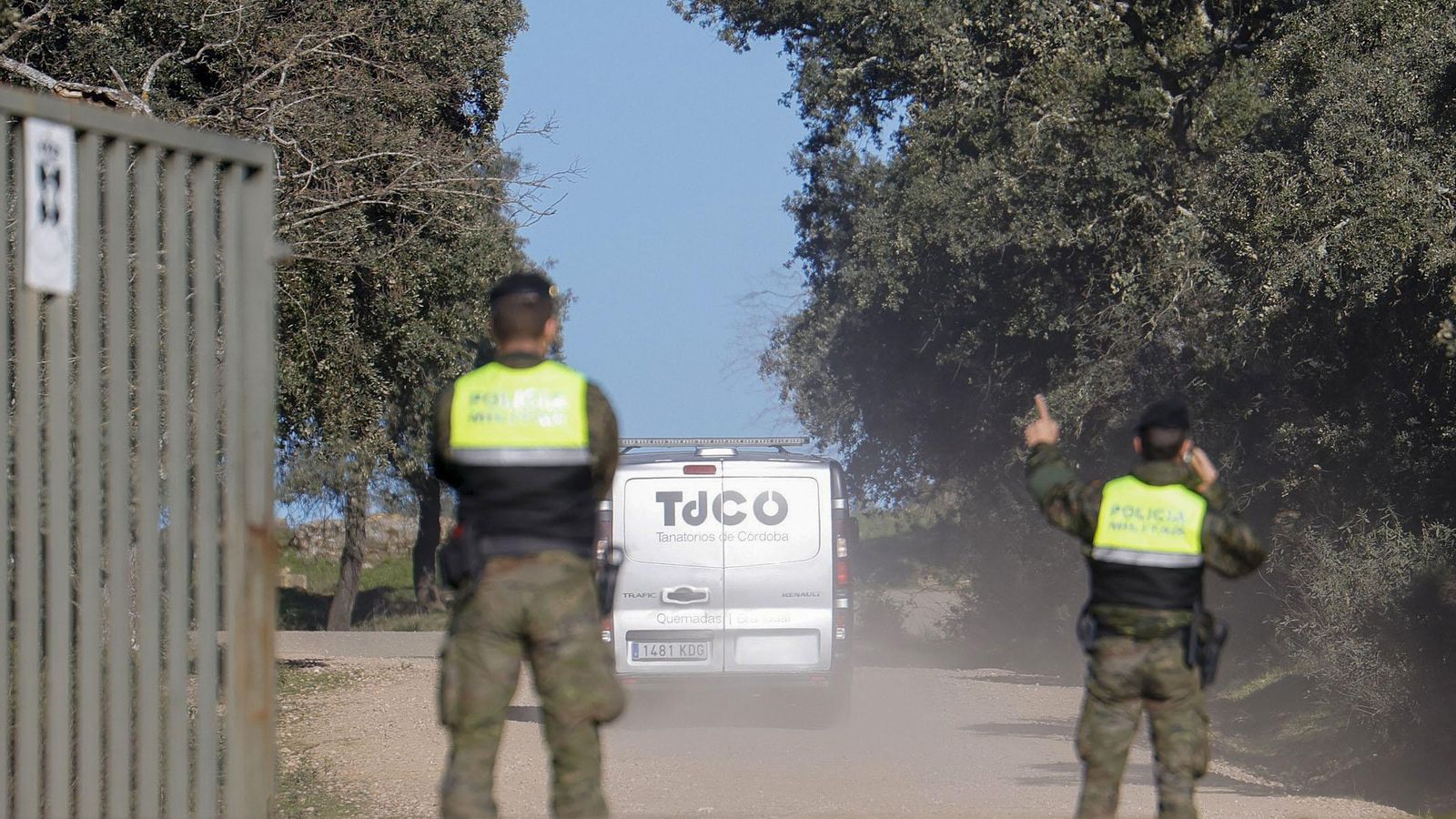 Un dels vehicles funeraris en la base de la Brigada "Guzmán el Bueno"