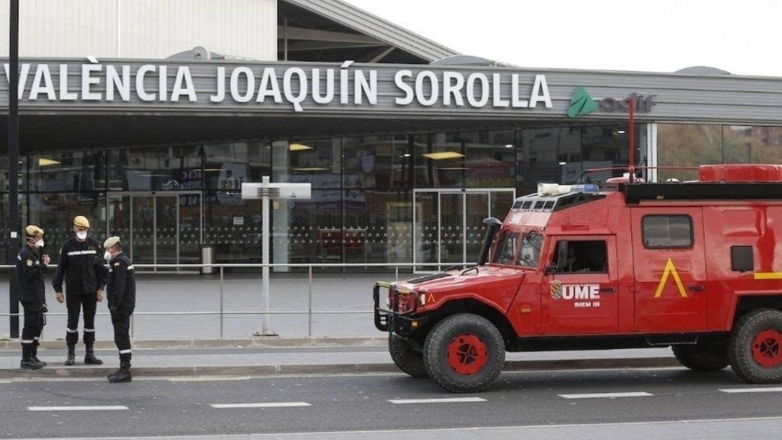Dispositiu de la UME davant de l’estació de tren València Joaquim Sorolla