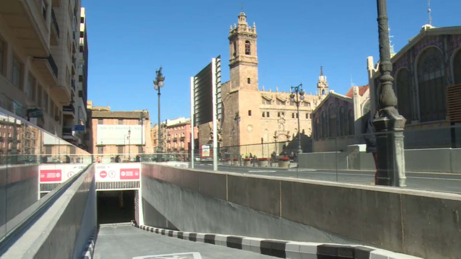 Accés subterrani a l'aparcament de Bruges per l'avinguda de l'Oest de València.