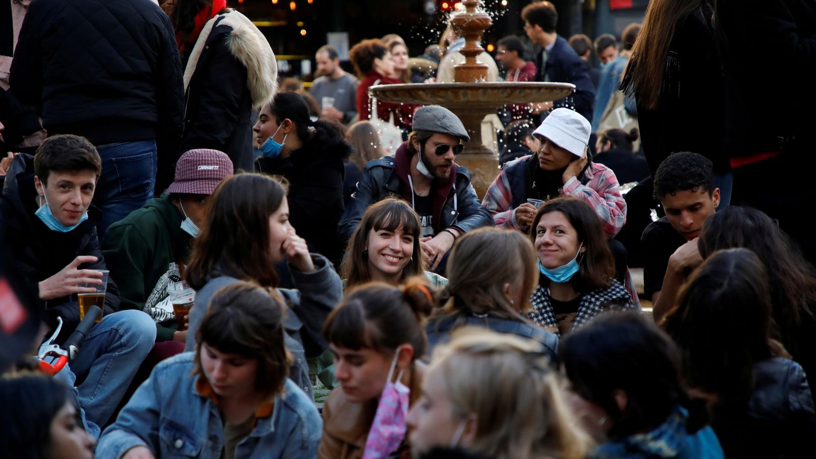 Diverses persones en una cafeteria de París