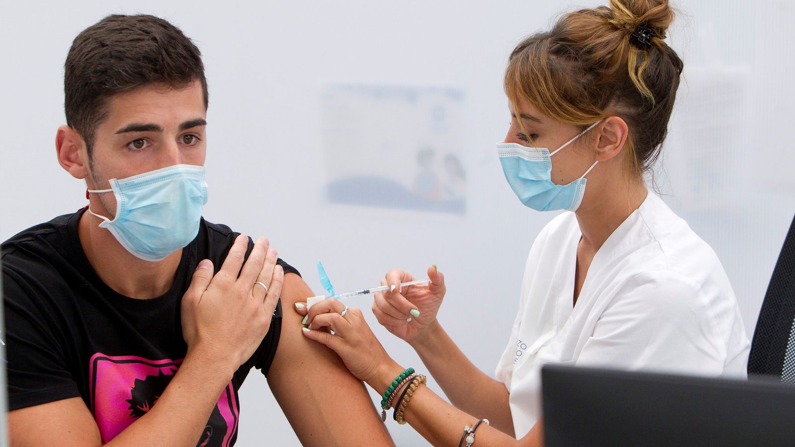 Un jove es vacuna contra la Covid-19