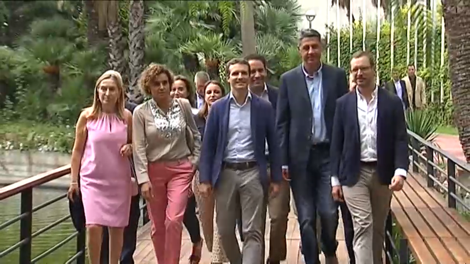 Pablo Casado arribant a l'acte amb el seu equip