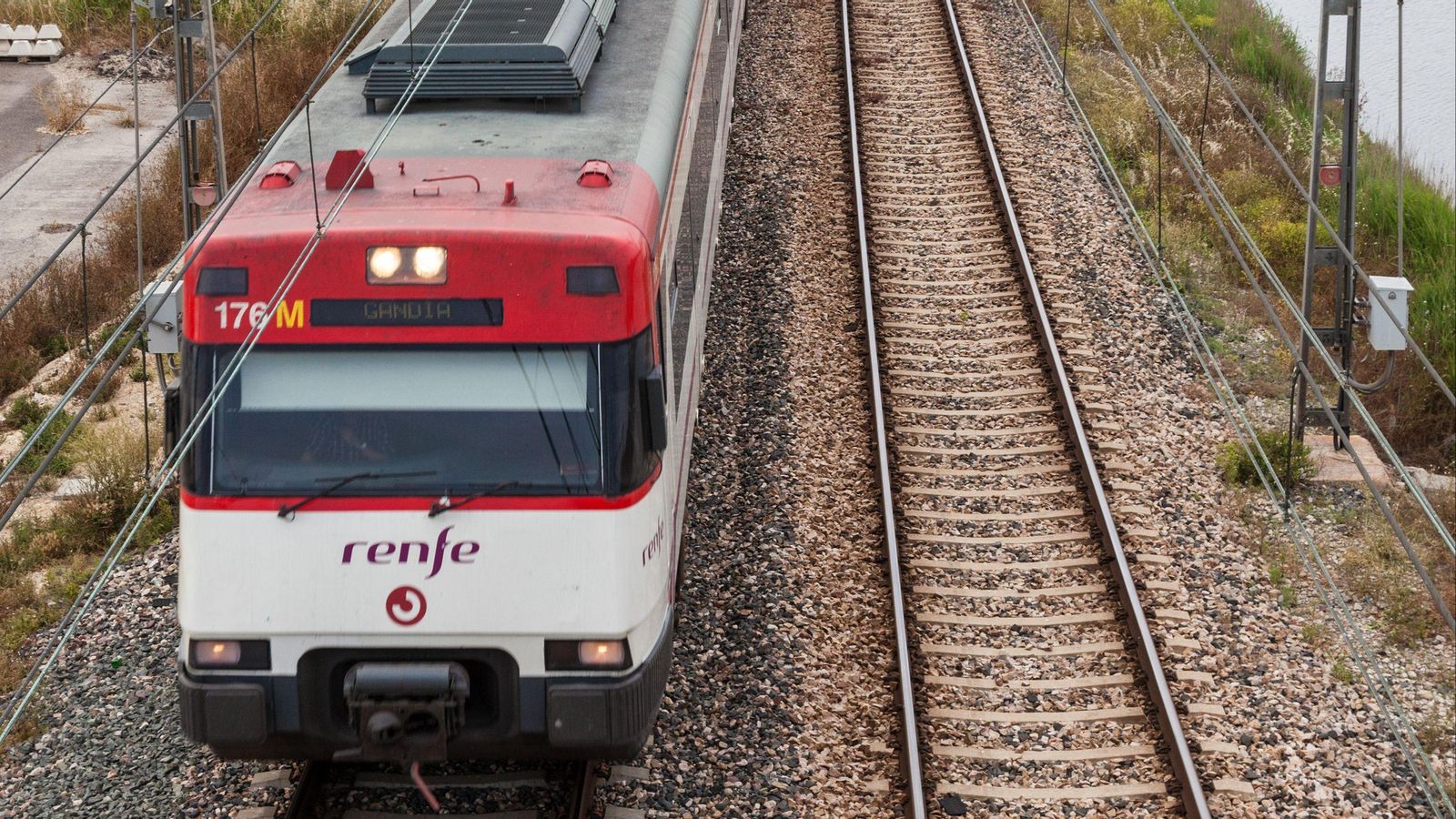 Un tren de Rodalia, avança en direcció a Gandia, en una imatge d'arxiu