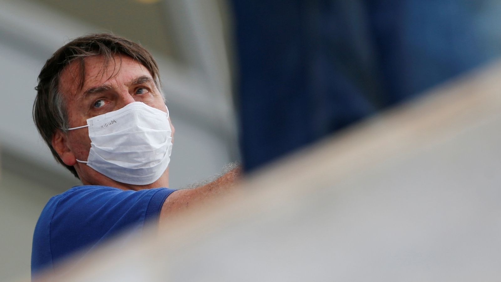 El president del Brasil, Jair Bolsonaro, observa durant una protesta a Brasília