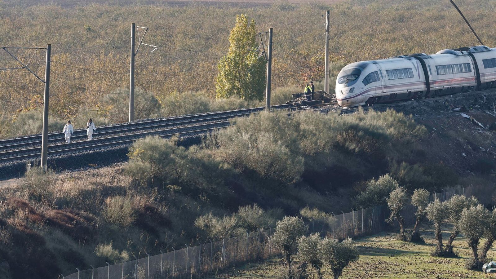 Personal investigador, en l'entorn de l'accident ferroviari, en una imatge d'este dijous