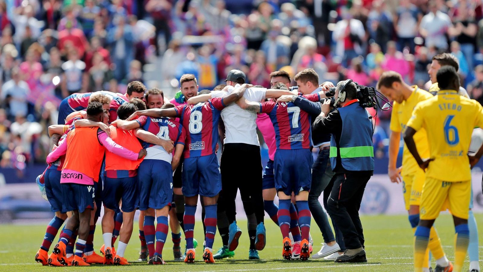 El jugadors del Llevant celebren la victòria