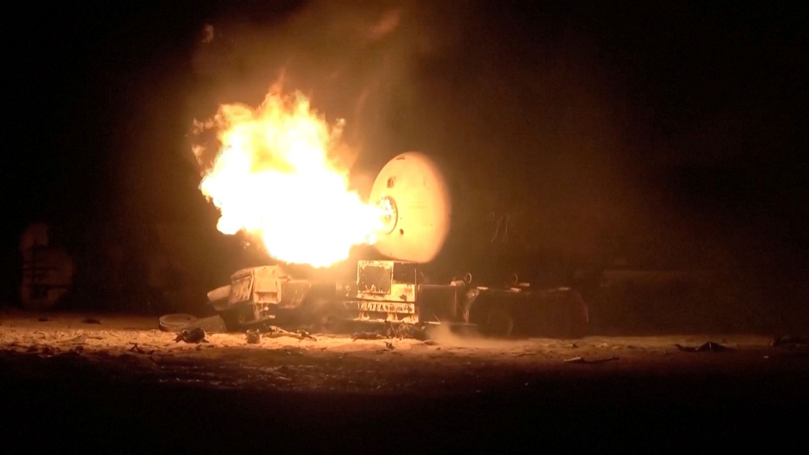 Un tanc de combistible, en flames al port de Ras Issa, al Iemen