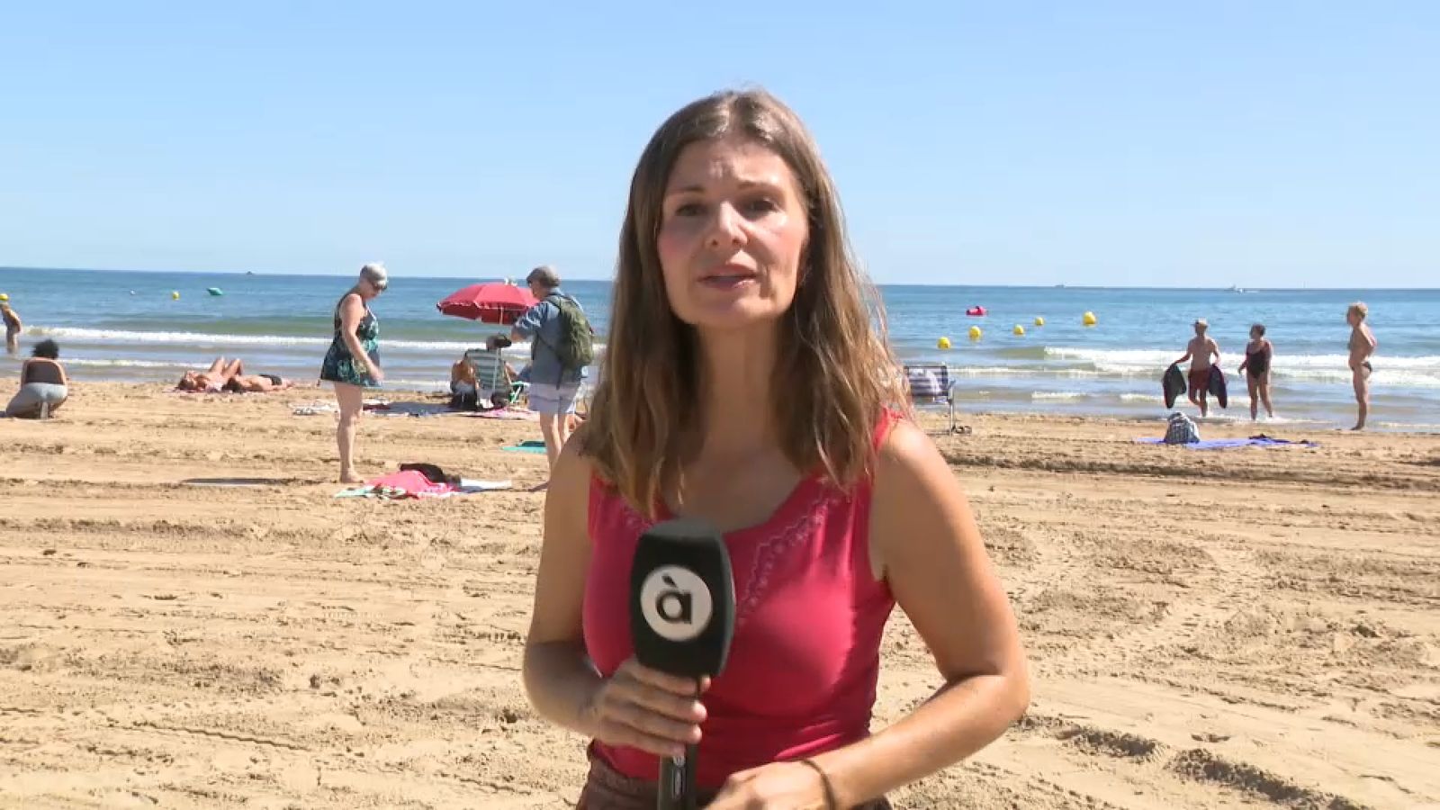 Vero March en un reportatge a la platja de la Malva-rosa de València