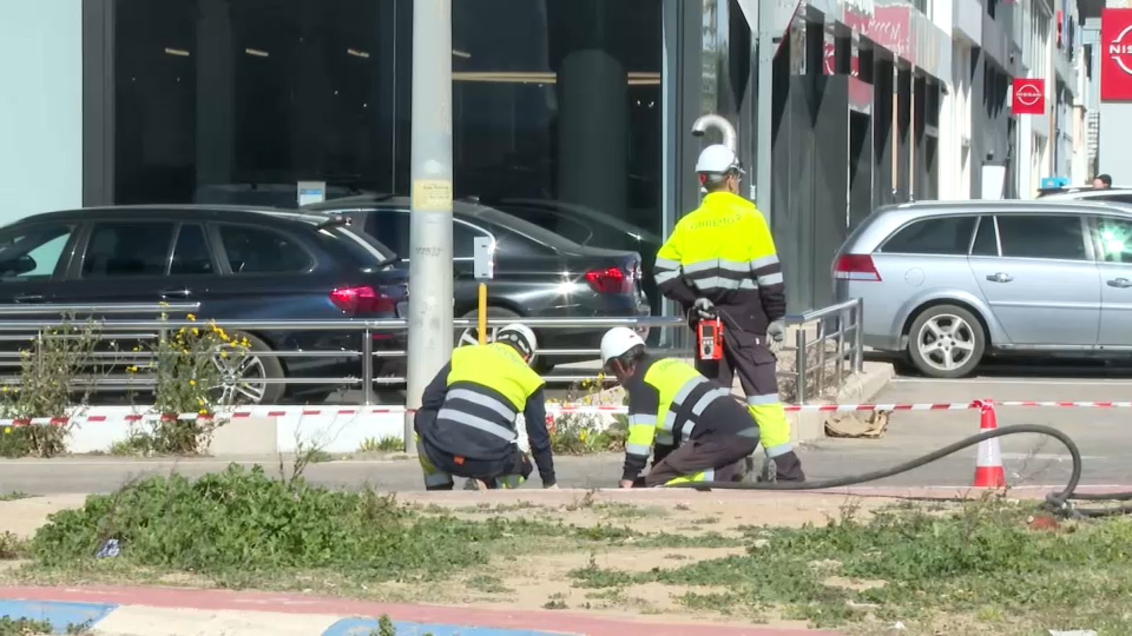 Un grup d'operaris durant els treballs de reparació de la canonada